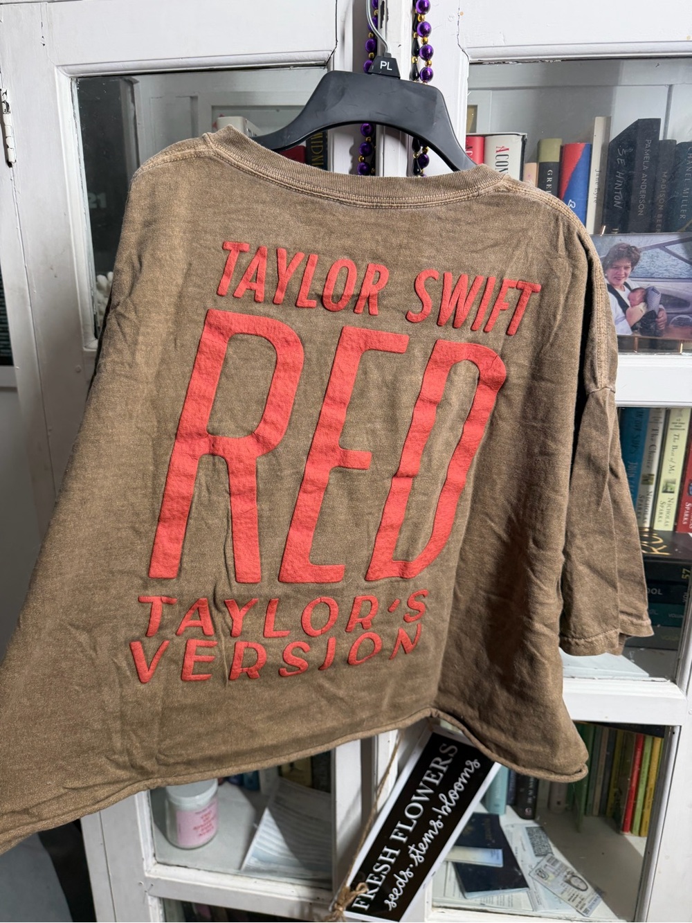 taylor swift x urban outfitters cropped “red (taylor’s version)” t-shirt - Picture 3 of 3